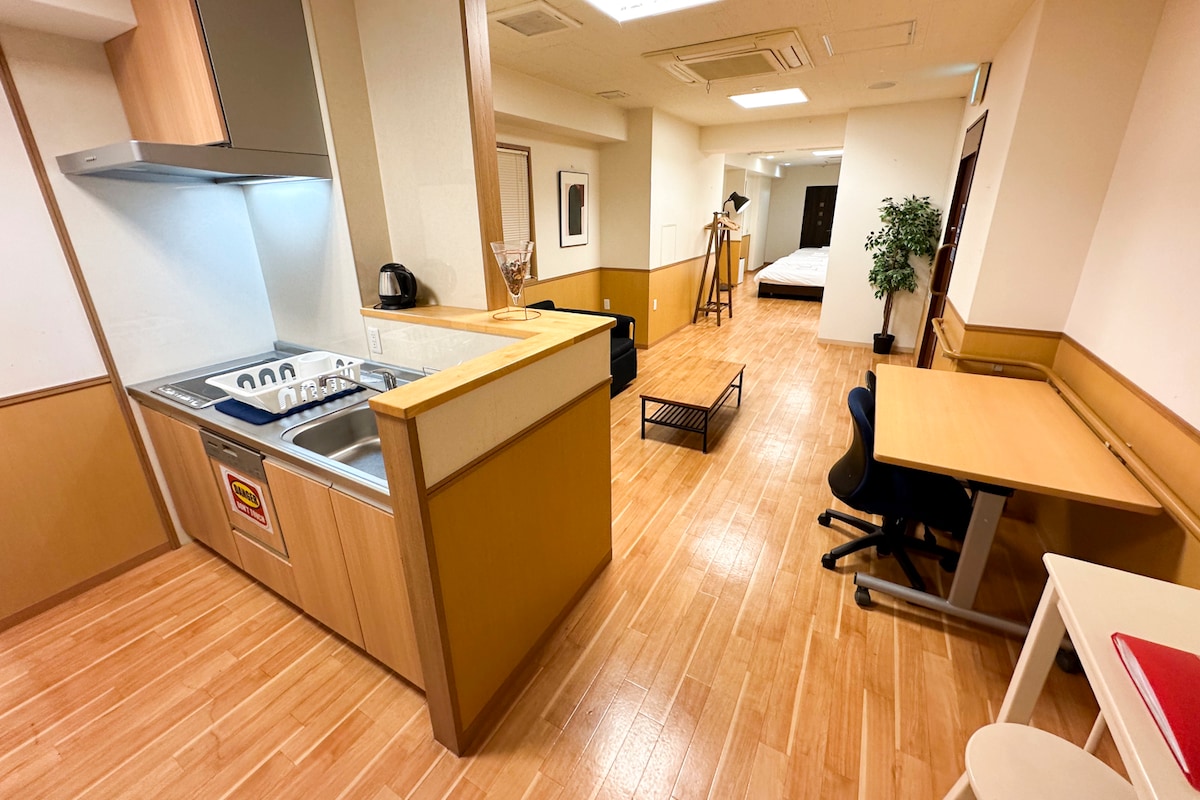 【JR天満橋駅徒歩5分】最大6名利用可能！約70㎡の広々部屋を貸切！京都アクセス抜群！H101